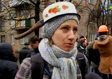 Активісти пікетували СІЗО, вдягнувши маски та каструлі. Стоп-кадр з відео 5 каналу.