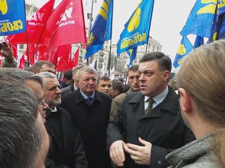 Тягнибок ждет Кличко и Яценюка, чтобы идти в Киевсовет. Фото Александра Аронца