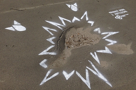 На дорогах повно воронок від бомб На дорогах повно воронок від бомб