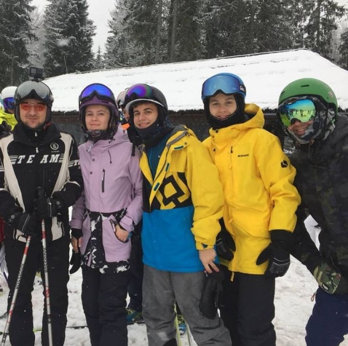 Зеленский фотографируется с лыжниками на курорте 