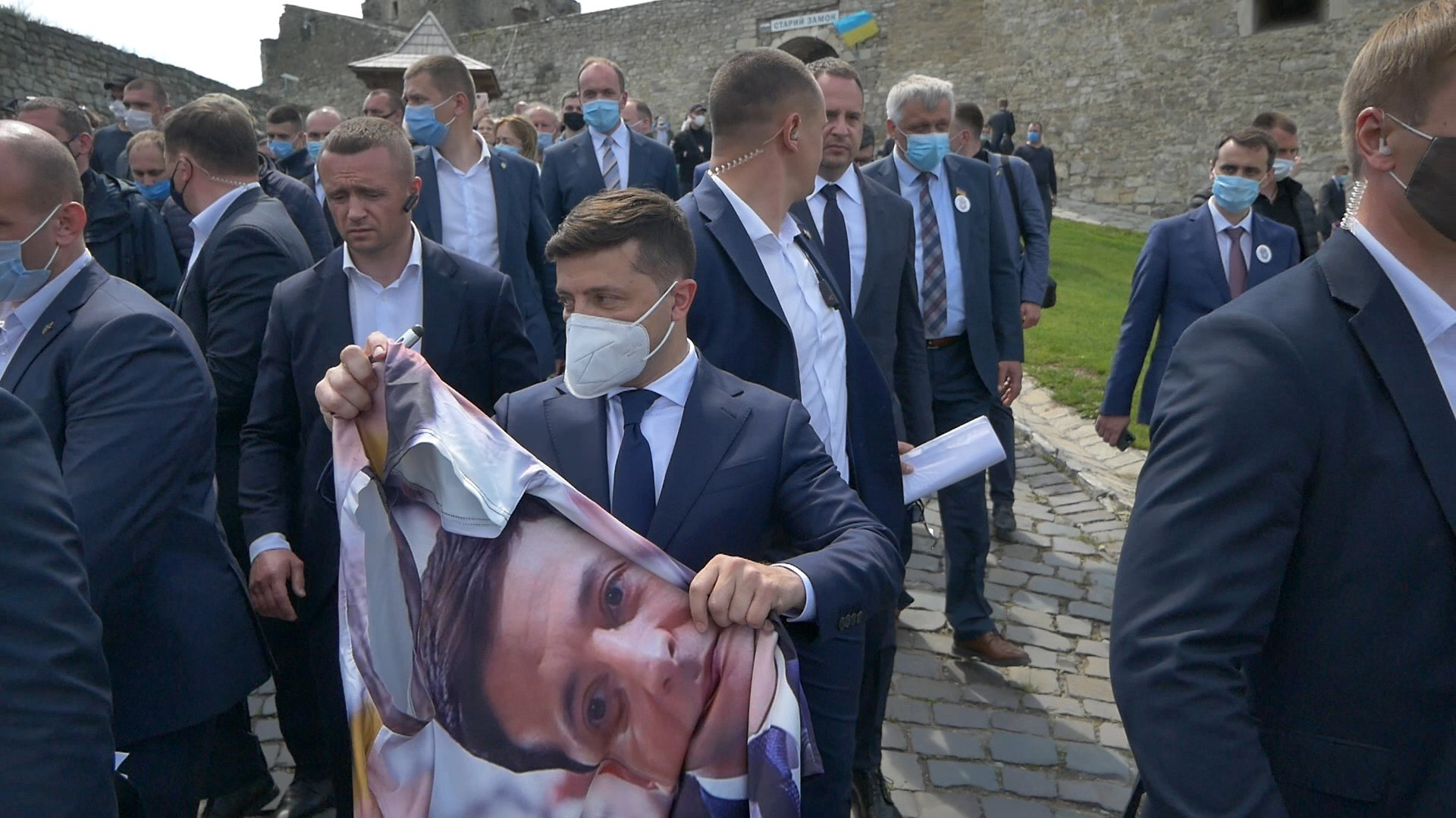 Последний автограф в Каменец-Подольской крепости Зеленский сделал на майке с собственным изображением