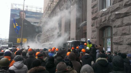 КГГА, отбивают штурм Беркута