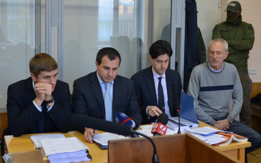 Підзахисний разом зі своїми адвокатами