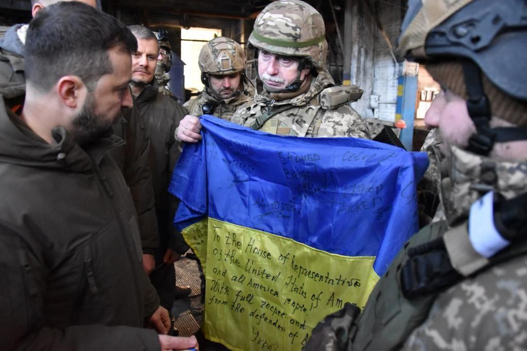 Взимку 2022-2023 начальник Національного університету оборони України 67-річний генерал-полковник Михайло Коваль кілька місяців провів в Бахмуті. На фото він передає Володимиру Зеленському прапор з написом: «Сенату та американському народу від захисників Бахмута з великою повагою»