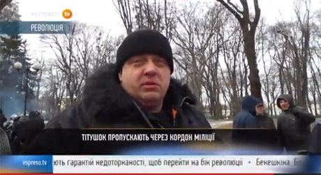 Этот неизвестный сотрудник МВД пропускал титушек 