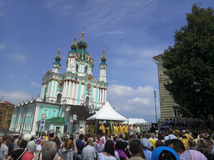 Молебень УАПЦ біля Андріївської церкви