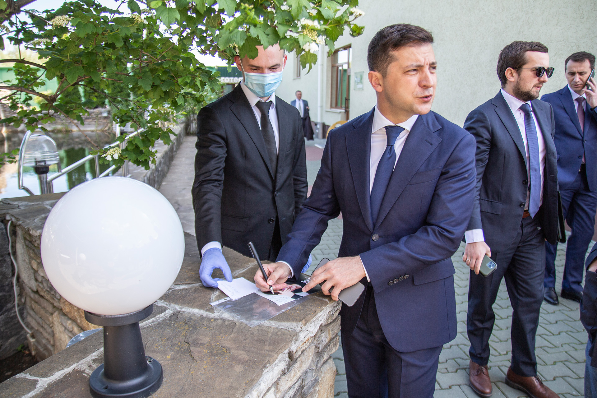 Перед выездом из отеля кто-то попросил президентаподписать фото девочки, и поздравить ее с днем рождения