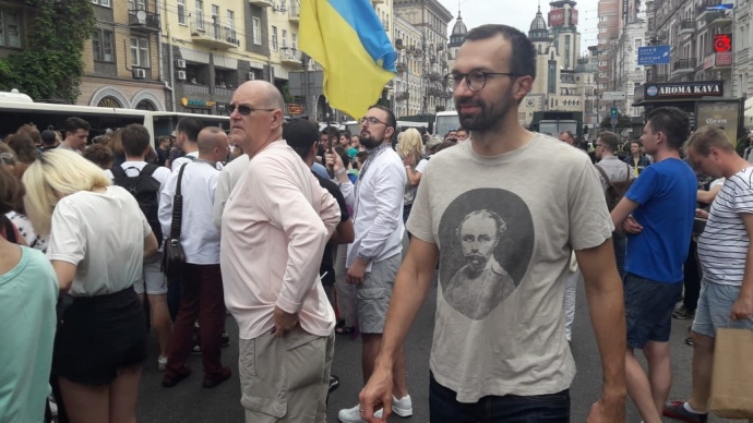 В марше принимает участие нардеп Сергей Лещенко