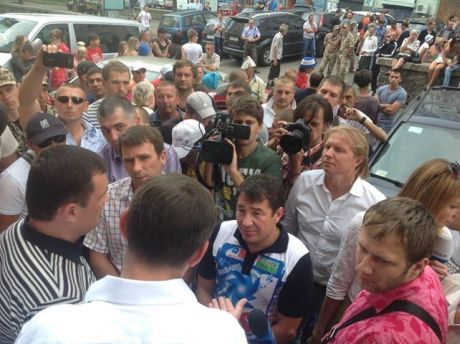 Ударовцы переманивали на свою сторону митингующих