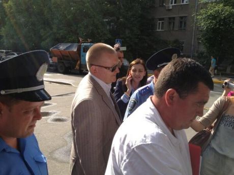 Также приходили милиционеры и неизвестные