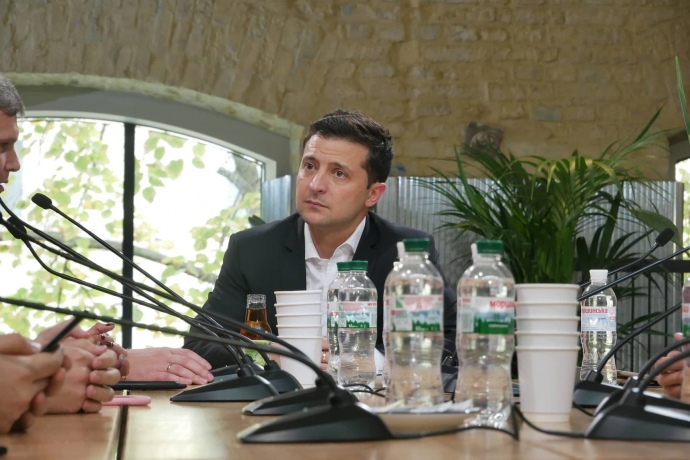 Зеленський зустрічається з журналістами групами по 10 осіб