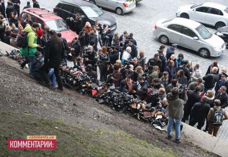 ВІЛ-інфіковані завалили Азарова ношеним взуттям