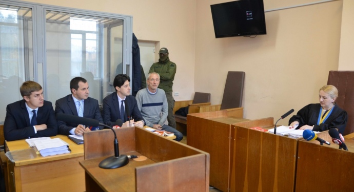 Сподівання Трофименка на Поки суддя Лазаренко у нарадчій кімнаті вирішувала, що робити із клопотанням САП, Трофименко вимушено спілкувався з пресою.