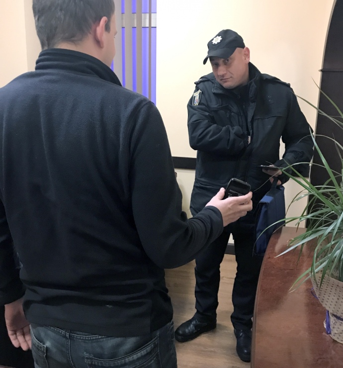 Електронний браслет на зап’ясті періодично дає збій, через що під час розмови приїжджає поліція – проконтролювати місцеперебування