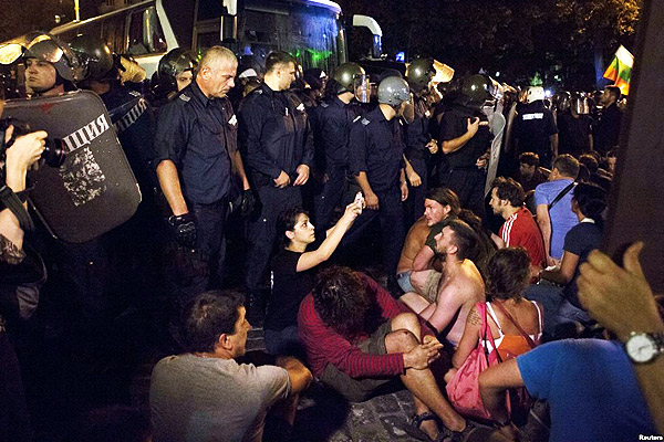 Протестувальників оточила поліція.