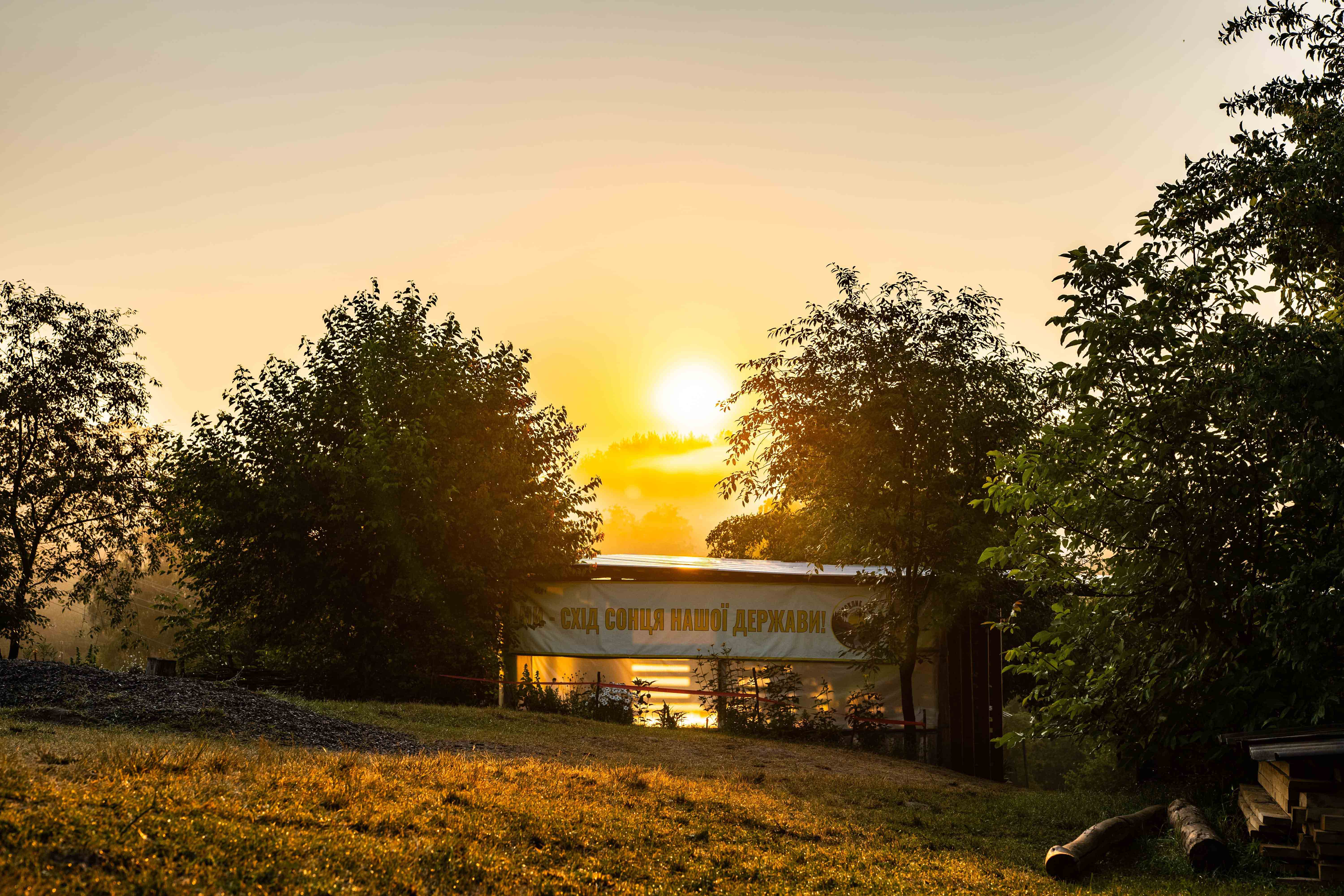 Сонце сходить прямо над місцем, яке Історик вибрав для табору. Тому одним із лозунгів організації став 