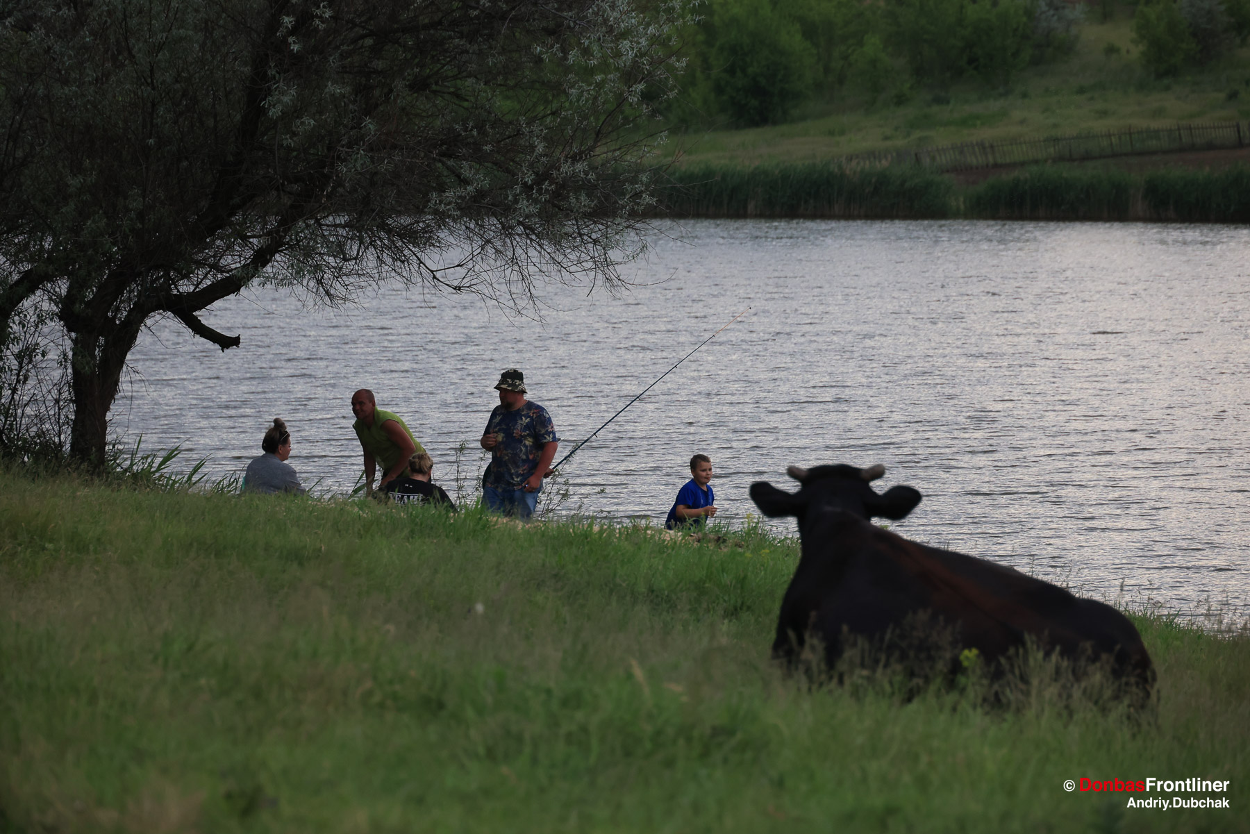 Зупинка біля річки, на якій під далеку канонаду місцеві відпочивали та ловили рибу.