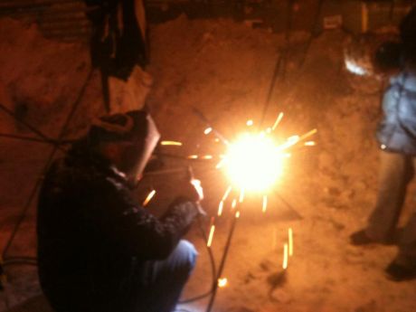 Барикади на Майдану зміцнюють «їжаками» з арматур Барикади на Майдану зміцнюють «їжаками» з арматур