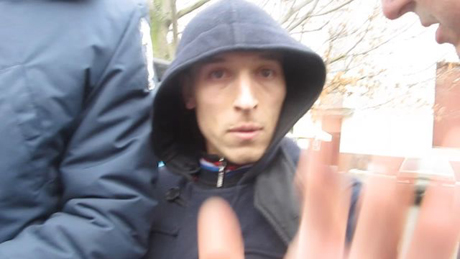 Невідомий заважав свободівцям передати провокатора міліції. Фото видання Прочерк Невідомий заважав свободівцям передати провокатора міліції. Фото видання Прочерк