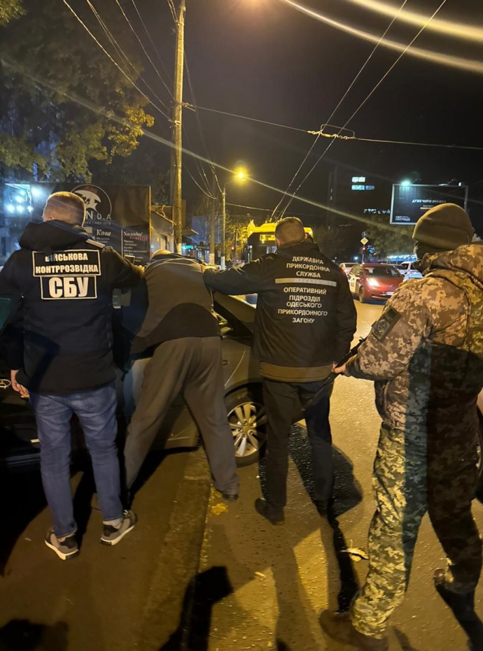 В Одессе задержали мужчину, который фиктивно устраивал мужчин в стратегически важные фирмы и оформлял им выезд