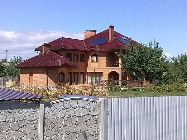 Сусід Віктора Януковича – Володимир Яценюк. Будинок у селі Нові Петрівці. Фото Слідство.Інфо Сусід Віктора Януковича – Володимир Яценюк. Будинок у селі Нові Петрівці. Фото Слідство.Інфо