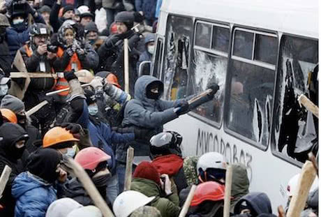 Грушевського. В той час, як праві радикали пішли на штурм на Грушевського, Олег Тягнибок зі сцени Майдану закликав не вестися на провокації