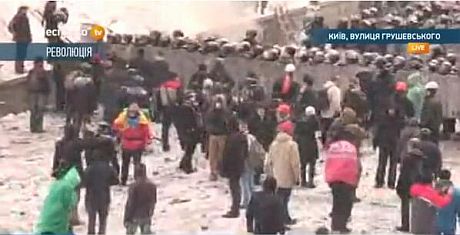 Активісти підійшли до силовиків Активісти підійшли до силовиків