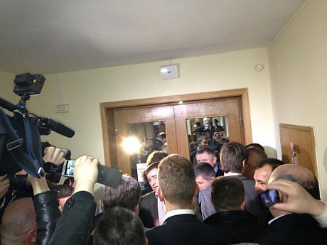 Опозицію не пускали на засідання Ради на Банковій. Опозицію не пускали на засідання Ради на Банковій.