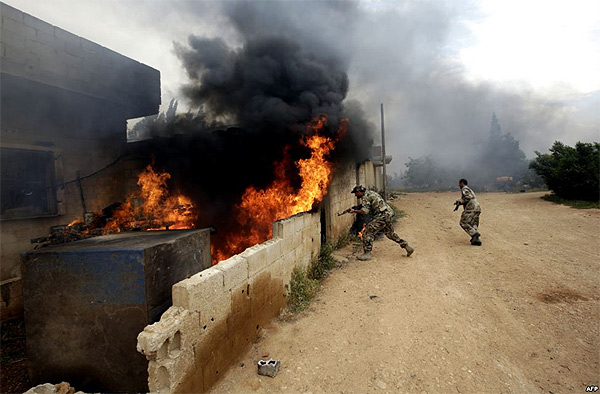 Урядові солдати поблизу містечка Кусаір, яке контролюють повстанці.