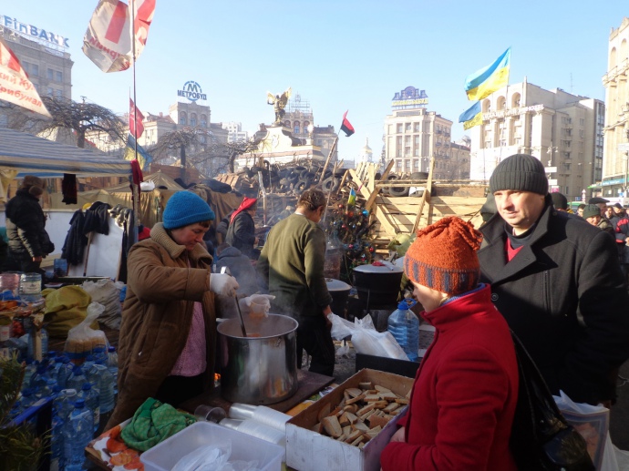 Волонтры в лагере-Сечи. Фото из архива автора (сделано 29.12.2013 г.)