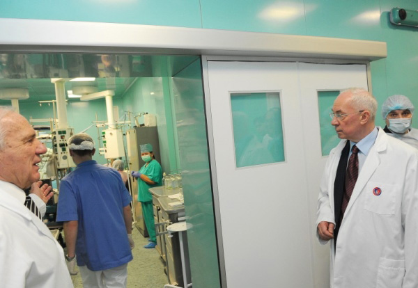 Микола Азаров обіцяє захистити кардіохірургів від шаромижників. Фото прес-служби КМУ Микола Азаров обіцяє захистити кардіохірургів від шаромижників. Фото прес-служби КМУ