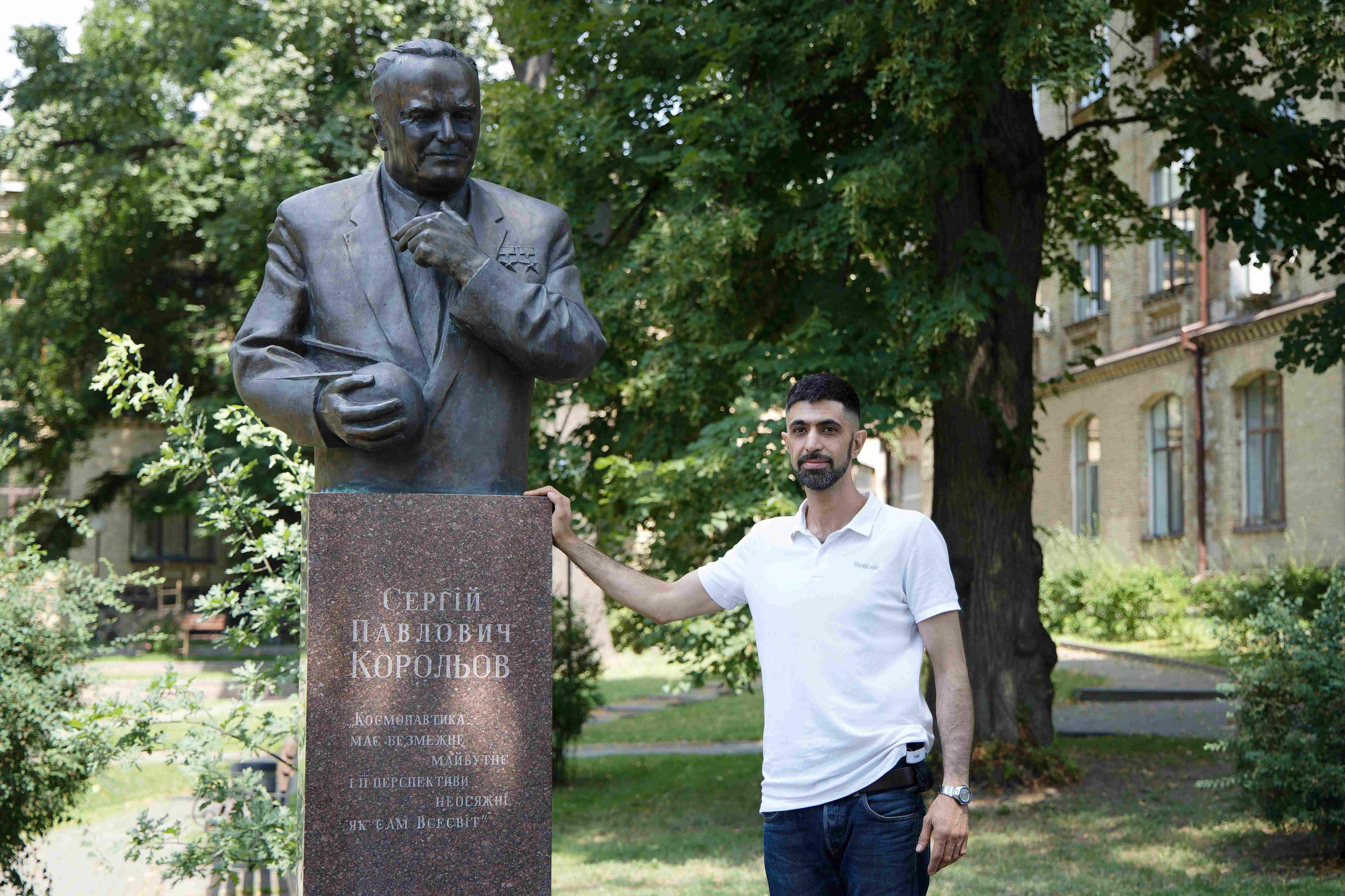 Масуд Горейші: Рідні думали, що я виросту зоологом чи ветеринаром. У мене в дитинстві були банки з пуголовками. Мені було цікаво, як жаба вистрілює язиком. Хотів уловити цей момент. Брав мух, спускав на ниточці. Але так і не зміг засікти реакцію – спрацьовує миттєво