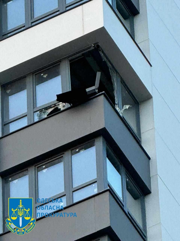 Наслідки розльоту уламків дрона в Одесі