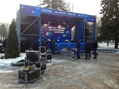 Фото сцени біля парламенту, оформленої в стилі Партії регіонів Фото сцени біля парламенту, оформленої в стилі Партії регіонів