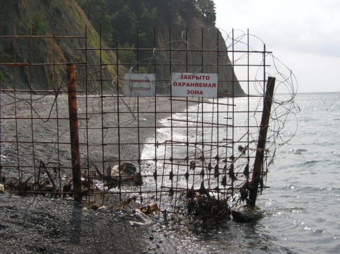 Сетка, которой вскоре после начала строительства резиденции огородили ведущие к ней пляжи. 3 сентября 2007 года