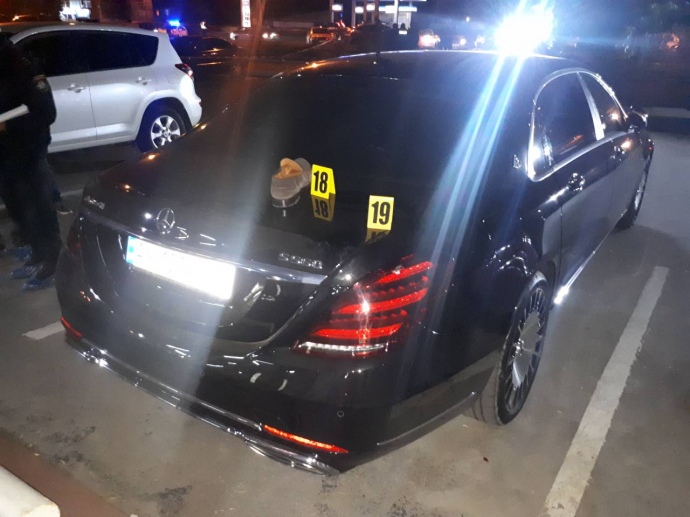 Полицейские насчитали 10 пулевых отверстий в трех автомобилях