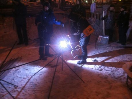 Барикади на Майдану зміцнюють «їжаками» з арматур Барикади на Майдану зміцнюють «їжаками» з арматур