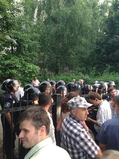 Под Святошинским райотделом. Фото - с Facebook-страницы Владимира Арьєва