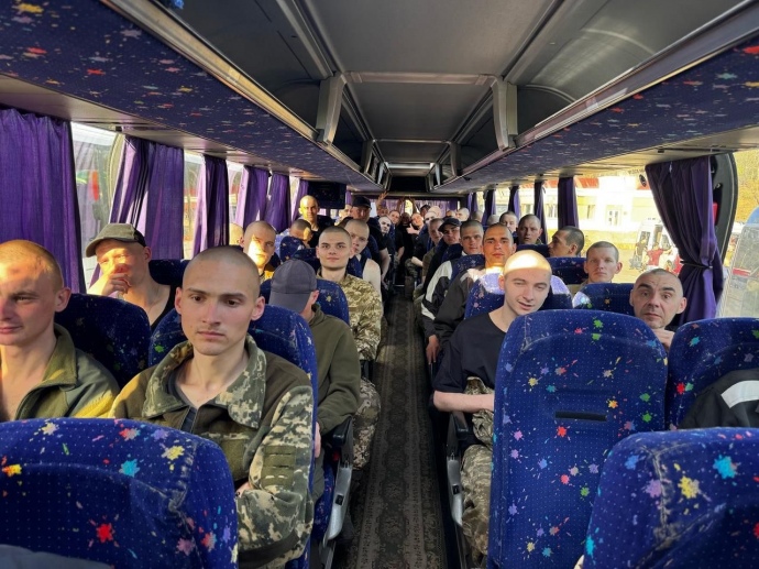 возвращенные 19 апреля украинские воины, фото: Зеленский в соцсетях