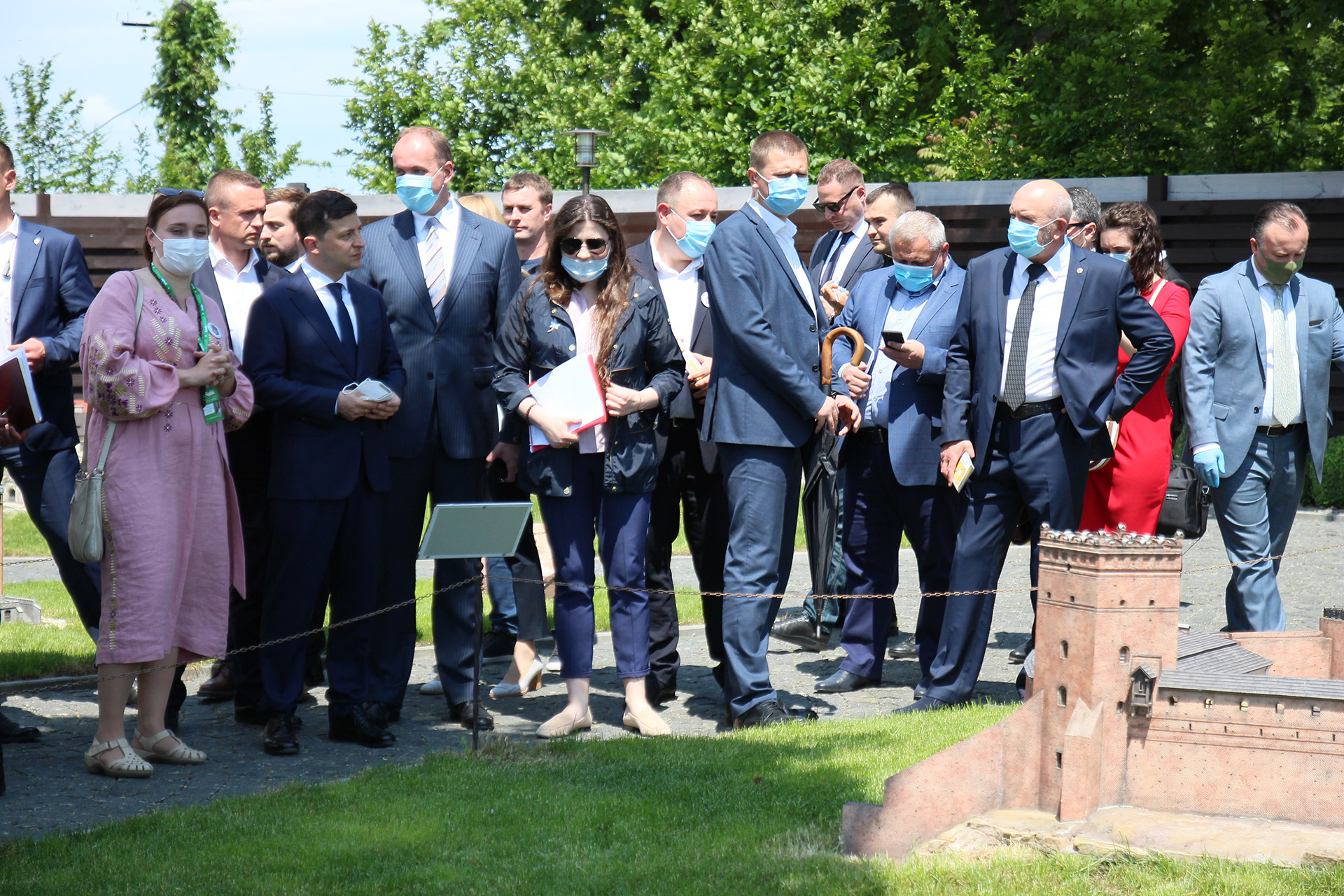 В Каменце охране президента приходится проще, чем в Хмельницком. В старом городе не так уж и много зевак. Гостя ведут в музей миниатюр 