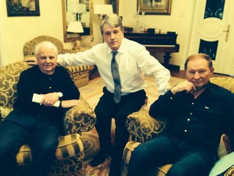 Фото Ірини Ванникової: Ранок Президентів. Леонід Кравчук попросив підписати: Президенти - за євроінтеграцію Украіни. Фото Ірини Ванникової: Ранок Президентів. Леонід Кравчук попросив підписати: Президенти - за євроінтеграцію Украіни.