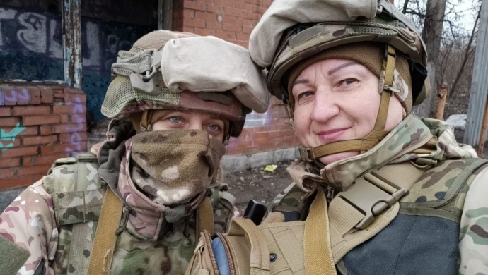 Світлана Ворова (праворуч) та Оксана Мамчур. Маріуполь. 24 лютого 2022