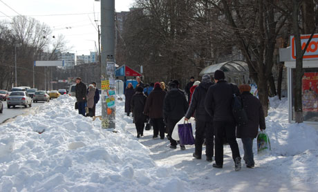 Люди шли на работу пешком