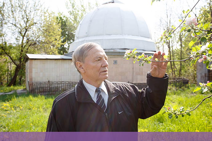 Клим Чурюмов на фоні обсерваторії Університету імені Тараса Шевченка