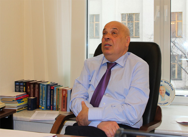 На фоні подарункової тарілки з портретом і написом Головний Москаль України На фоні подарункової тарілки з портретом і написом Головний Москаль України