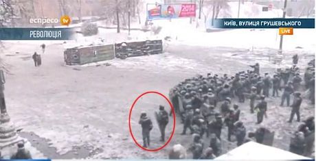 Обведений колом беркутівець відстрілюється Обведений колом беркутівець відстрілюється