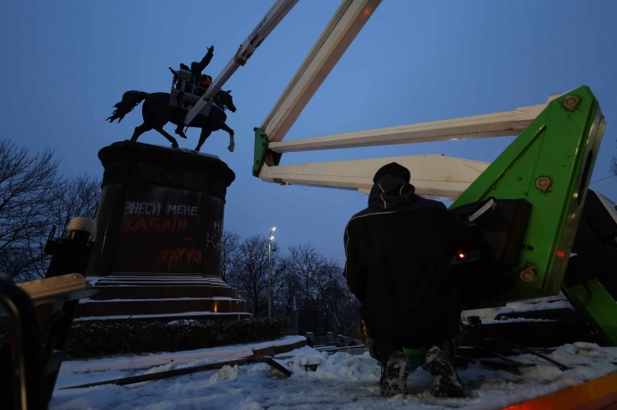 Демонтаж памятника Щорсу