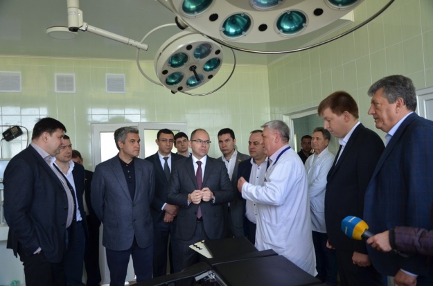 Очільник МОЗ Максим Степанов (по центру) та депутат Анатолій Урбанський (зліва) під час відвідин Аризької ЦРЛ