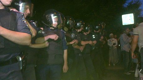 Противостояние под Святошинским райотделом милиции. Фото: Андрей Ковалев