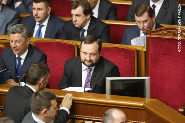 А тепер Арбузов почав позувати фотографу УП А тепер Арбузов почав позувати фотографу УП